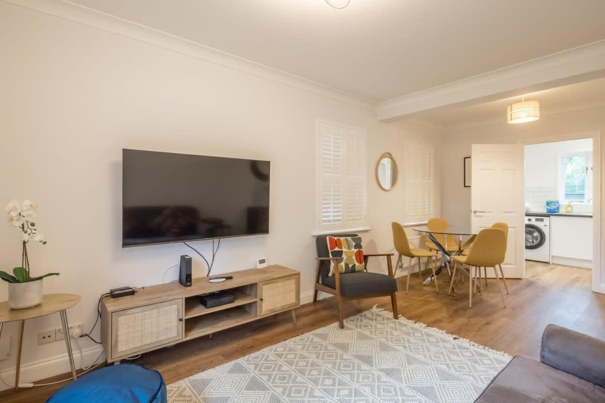 Lovely 1 Bed Apartment With Free Parking & Garden CBG Dış mekan fotoğraf